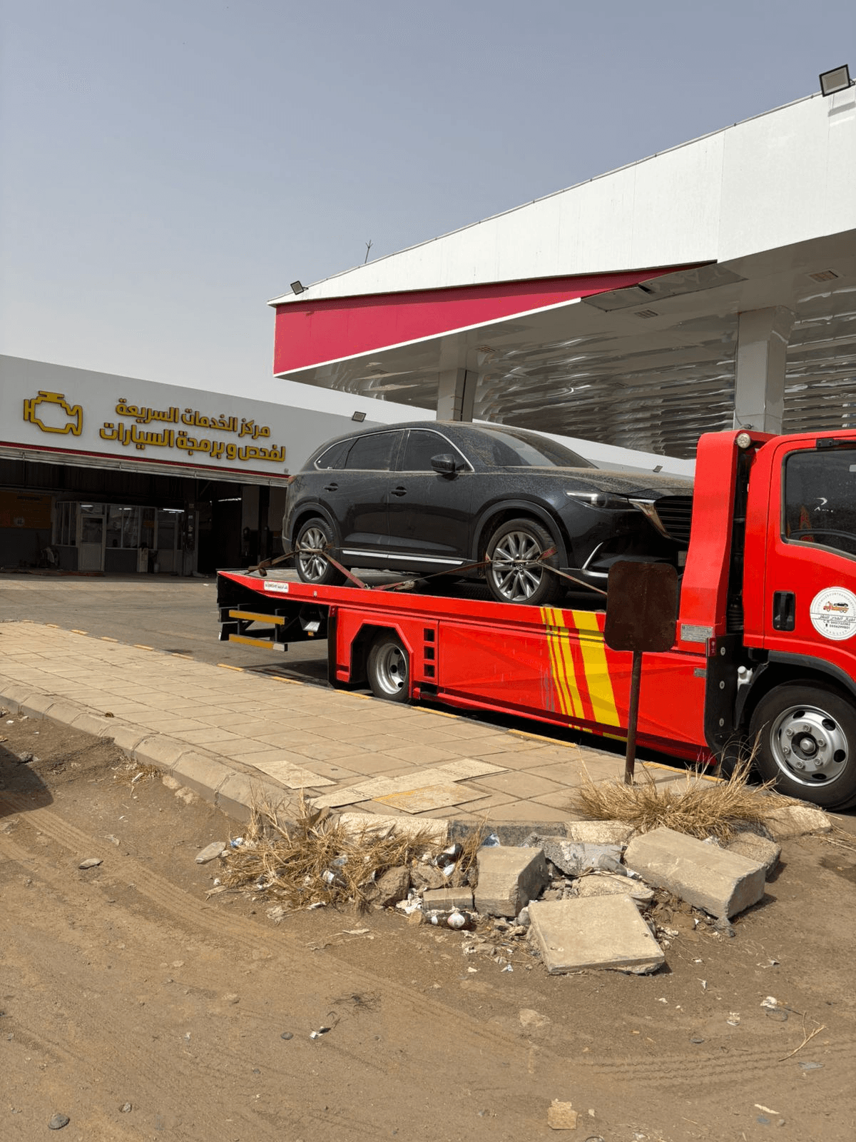 سطحة مع سيارة على الطريق